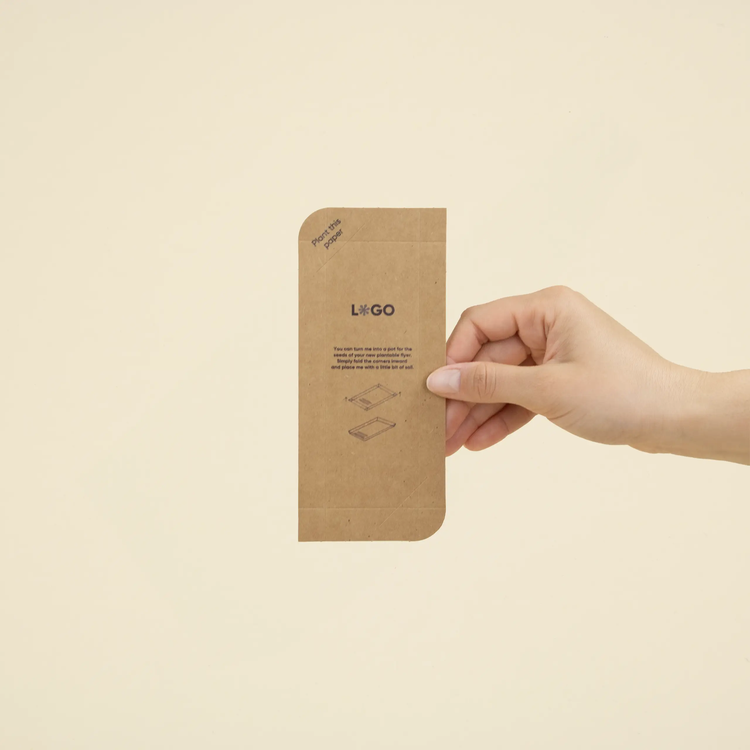 mano sujetando un tarjetón impreso en papel kraft para marcapáginas