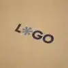 Palabra 'LOGO' en color azul impresa en papel kraft