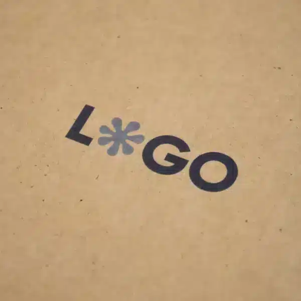 Palabra 'LOGO' en color azul impresa en papel kraft