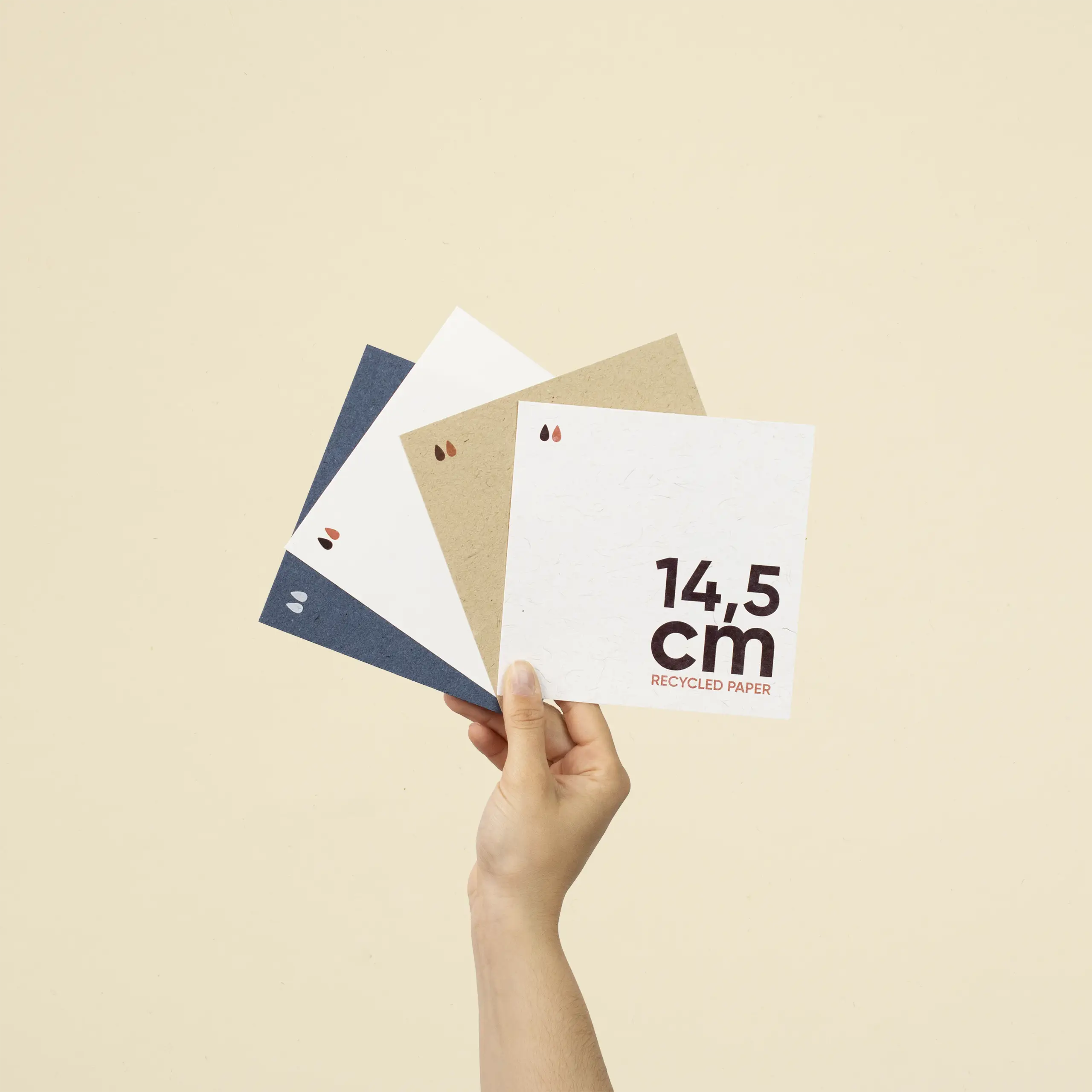Tarjeta de papel ecológico cuadrada Mano sujetando cuatro tarjetas cuadradas impresas en papel ecológico