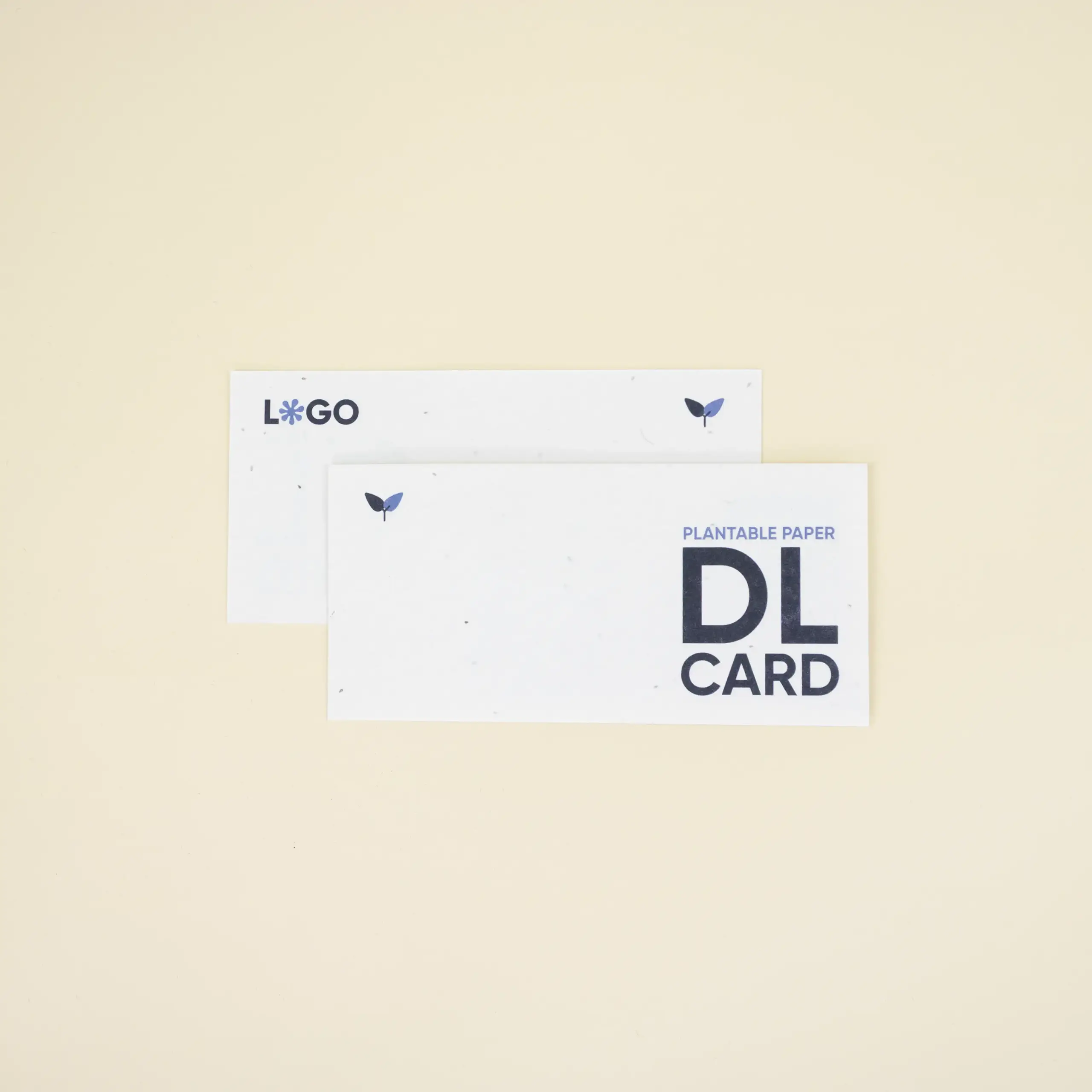 Dos tarjetas DL impresas en papel plantable superpuestas una encima de la otra