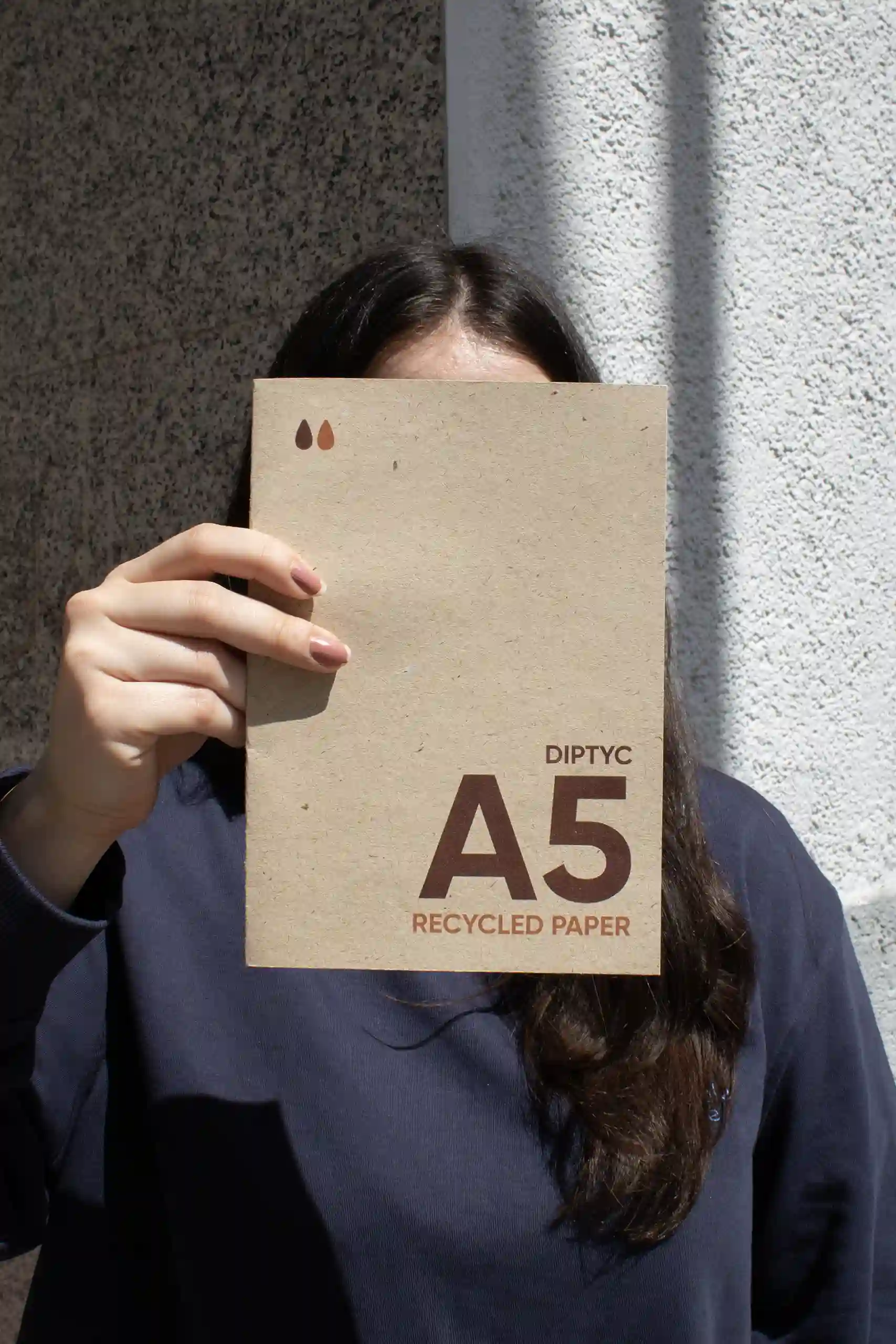 Carte pliante A5 en papier écologique Chica mostrando a cámara un díptico A5 impreso en papel ecológico