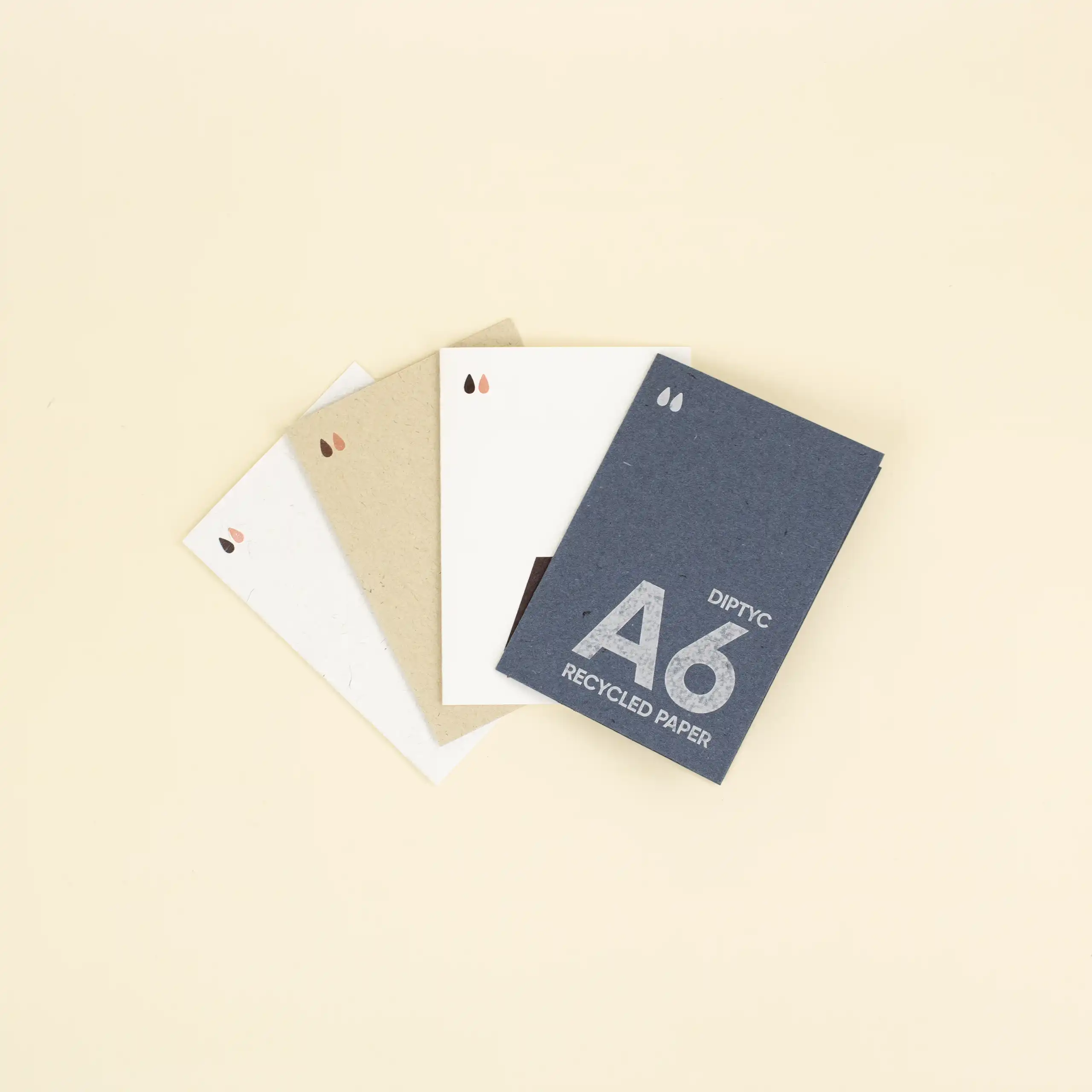 Cuatro dípticos A6 impresos en papel ecológico