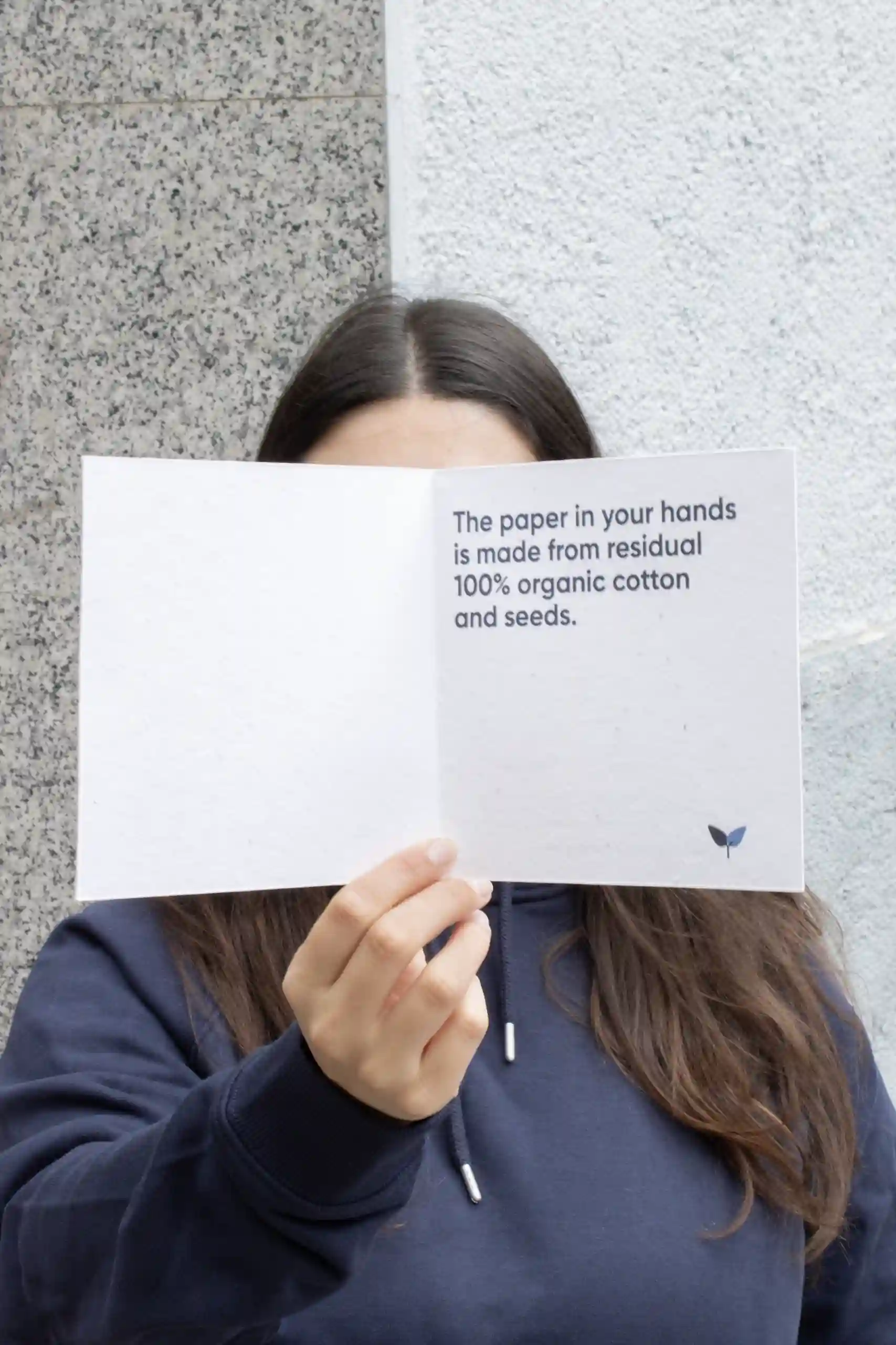 Carte pliante carrée Chica mostrando a cámara un díptico cuadrado impreso en papel plantable