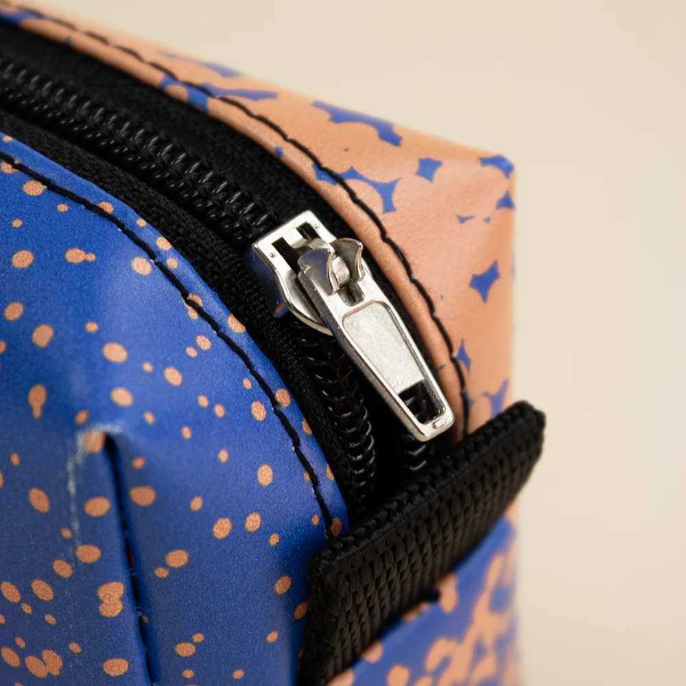 Estuche de lona reciclada DONA Detalle de la cremallera de un estuche de lona reciclada