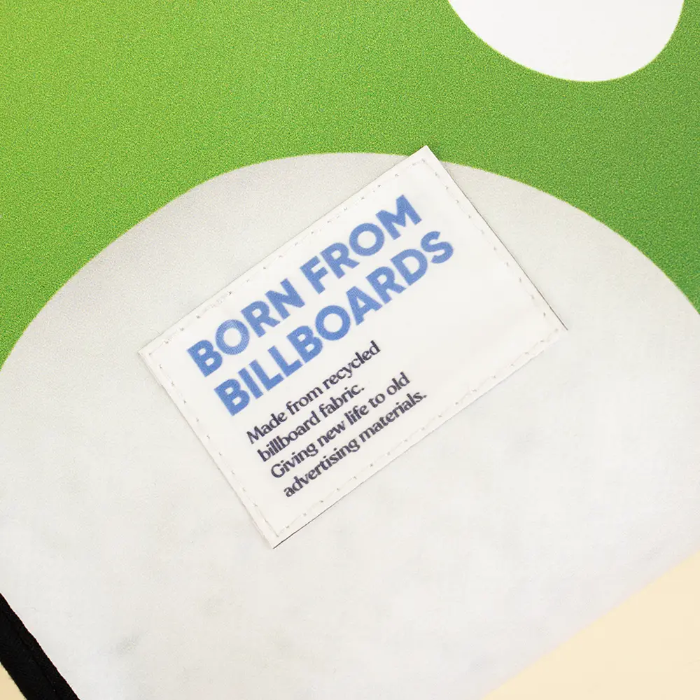 Funda de portátil ecológica de lona LISA Detalle del texto "Born from Billboards" impreso sobre lona reciclada