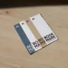 Cuatro marcapáginas de papel ecológico sobre una superficie de madera