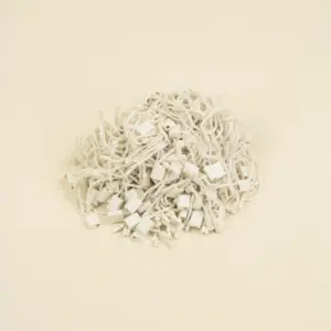 Marchamos biodegradables blancos en un montón