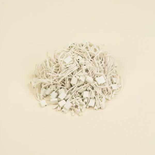 Marchamos biodegradables blancos en un montón