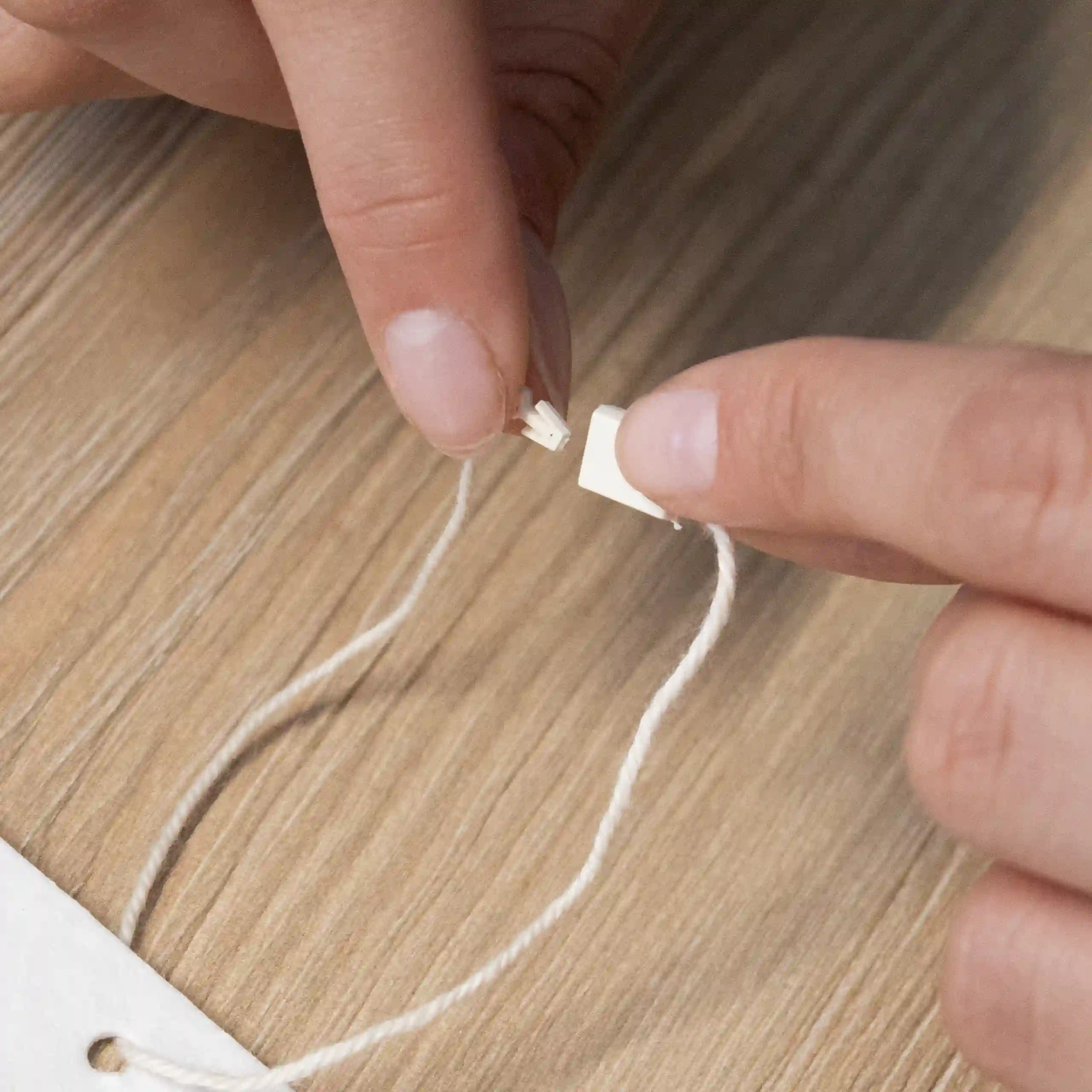 Marchamos biodegradables Dos manos cerrando un marchamo biodegradable