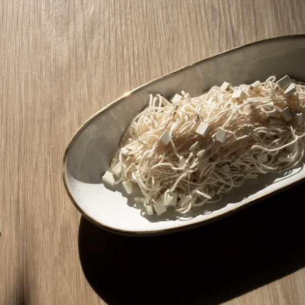 Marchamos biodegradables blancos en un montón dentro de una bandeja