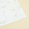 Brotes germinando de una tarjeta de papel plantable