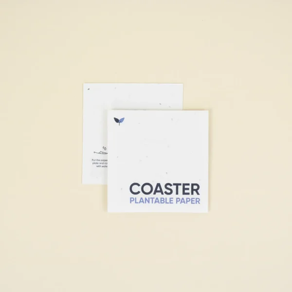 Dos posavasos de papel plantable personalizados colocados uno encima del otro