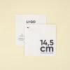 Dos tarjetas cuadradas impresas en papel plantable superpuestas una encima de la otra