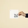Mano mostrando una tarjeta cuadrada impresa en papel plantable