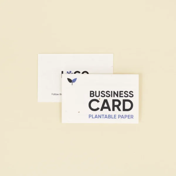 Dos tarjetas de visita impresas en papel plantable superpuestas una encima de la otra