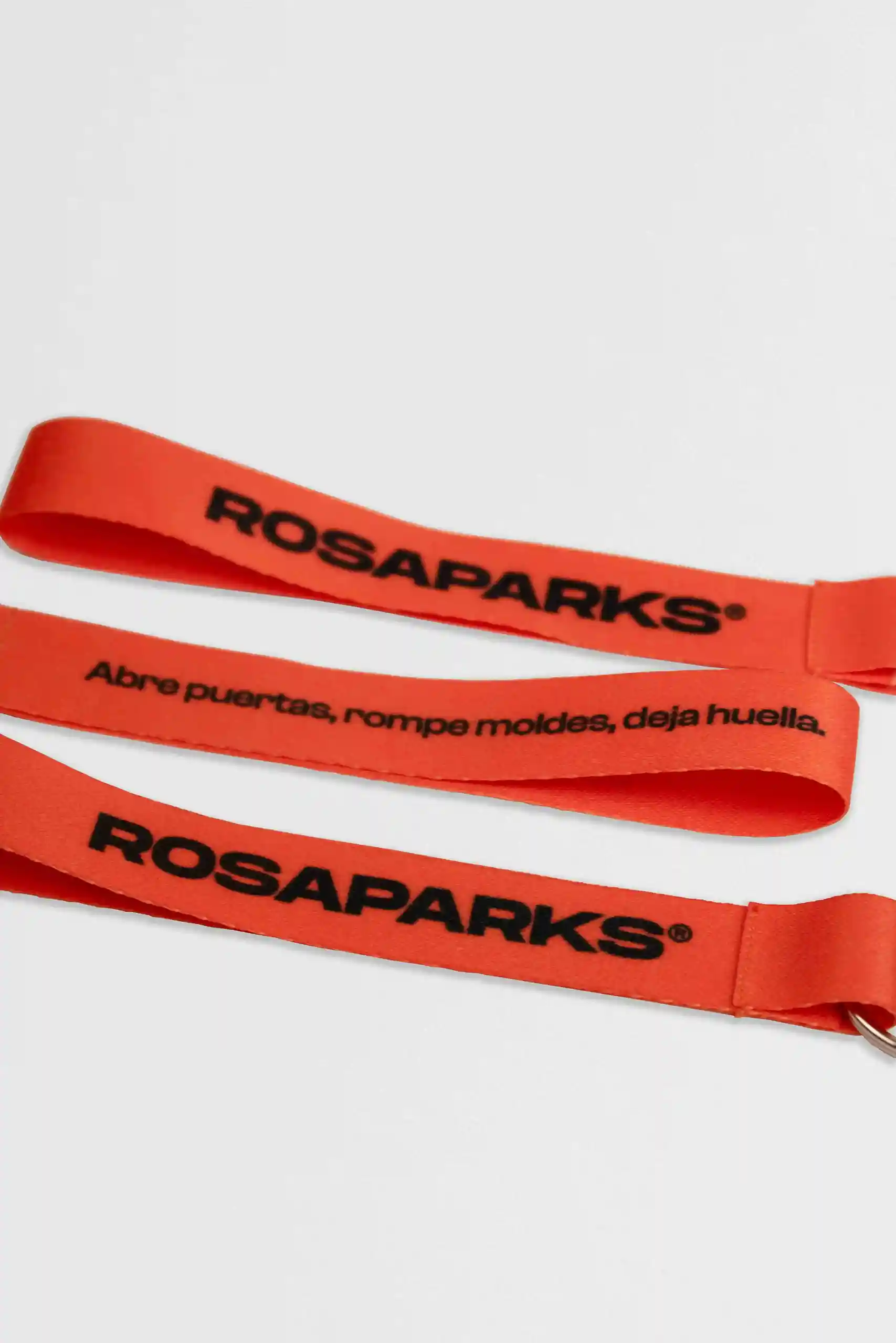 3 llaveros de tela rojo con con anilla plateada personalizados con texto negro para la marca ROSAPARKS