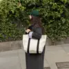 Una chica en el exterior con tote bag de algodón con asas negras