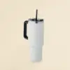 Travel Tumbler: Vaso térmico blanco de acero inoxidable con pajita sobre un fondo beige