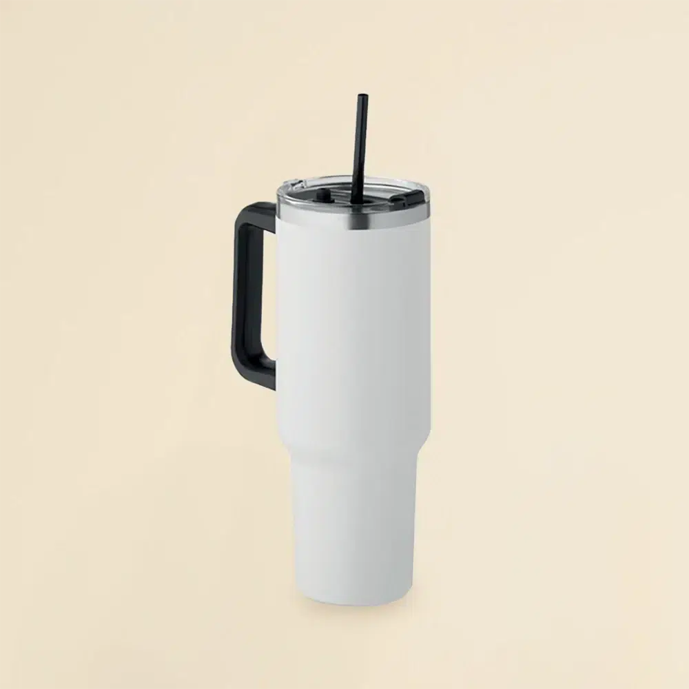 Travel tumbler EVEREST blanco Travel Tumbler: Vaso térmico blanco de acero inoxidable con pajita sobre un fondo beige