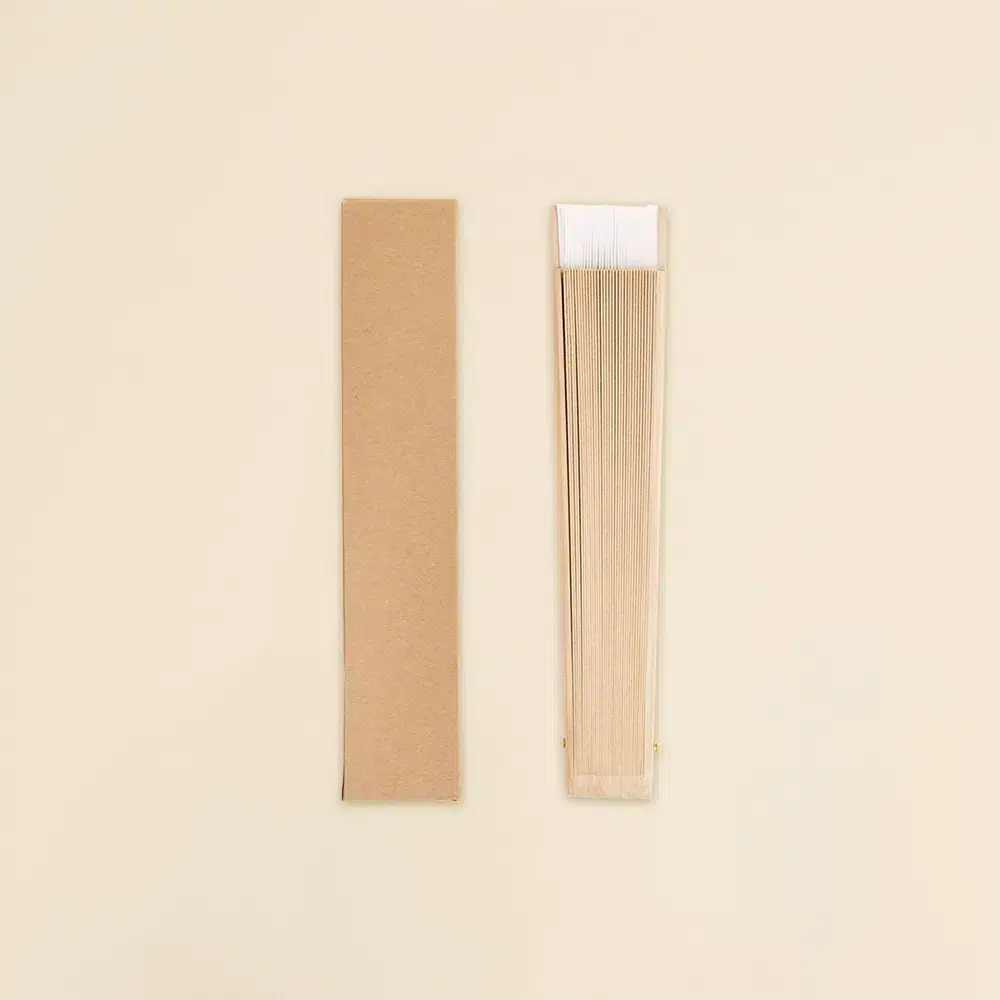 Abanico de madera y algodón cerrado junto a su caja