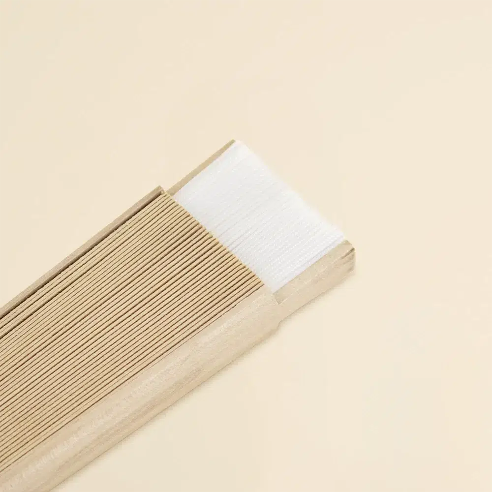 Abanico de madera y algodón cerrado