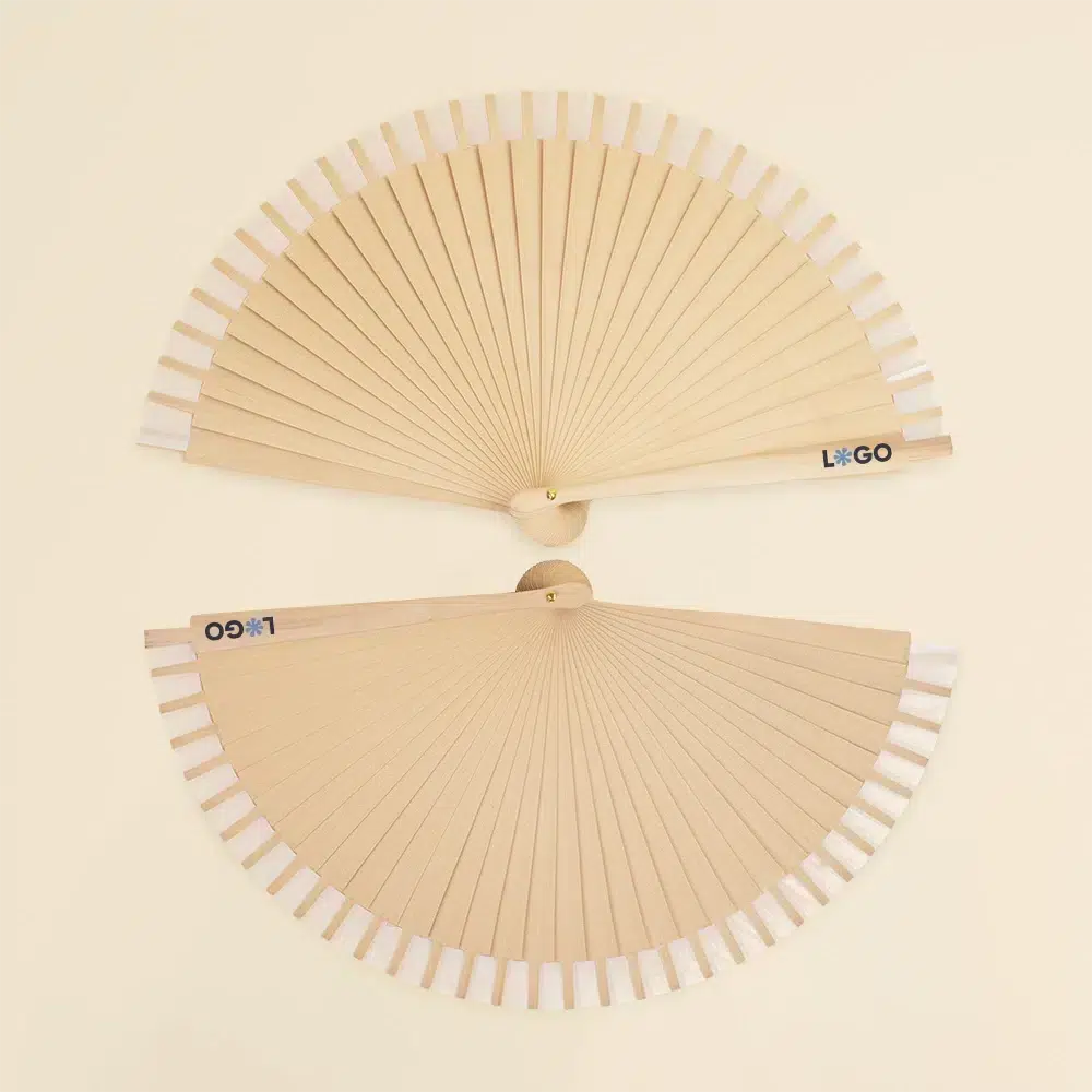 Dos abanicos de madera y algodón abiertos