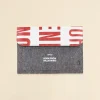 Funda de portátil hecha con fieltro y lona reciclada, personalizada con textos en blanco