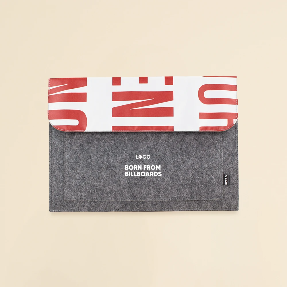 Funda de portátil hecha con fieltro y lona reciclada, personalizada con textos en blanco