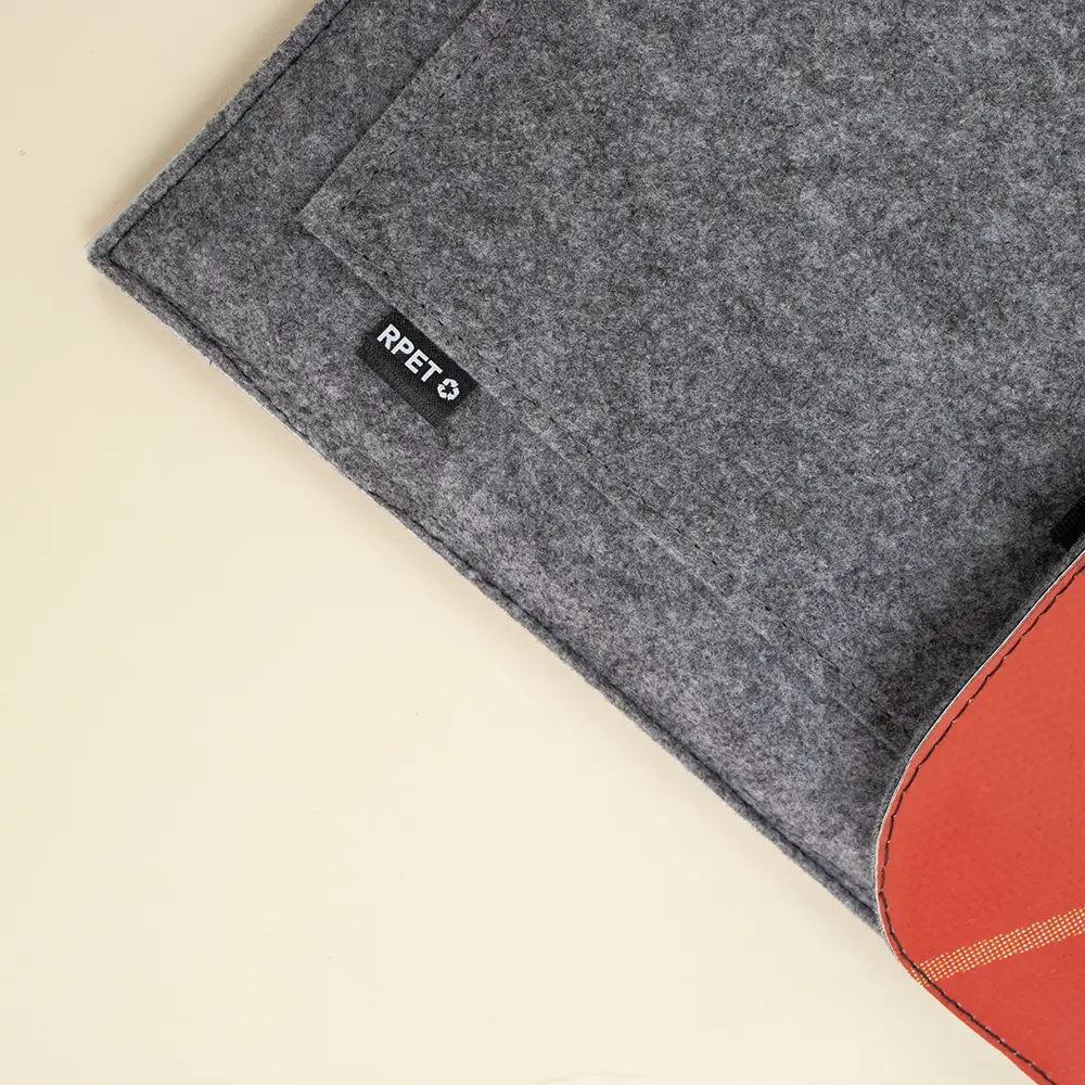Detalle de etiqueta RPET en una funda de portátil hecha con fieltro y lona reciclada,