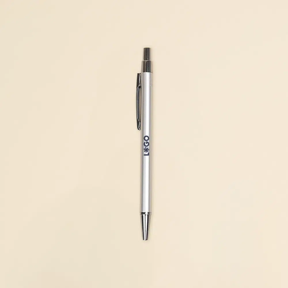 Bolígrafo plateado de aluminio reciclado personalizado con la palabra LOGO en azul oscuro