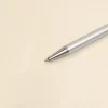 Punta de un bolígrafo plateado de aluminio reciclado