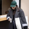 Chica sujetando vaso de acero inoxidable personalizado