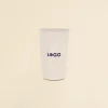 Vaso reutilizable de cáscara de arroz sobre fondo beige