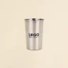 Vaso de acero inoxidable personalizado sobre un fondo beige