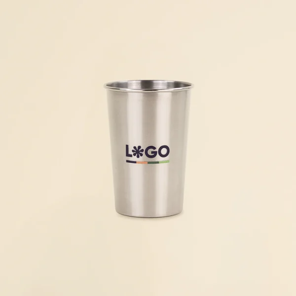 Vaso de acero inoxidable personalizado sobre un fondo beige
