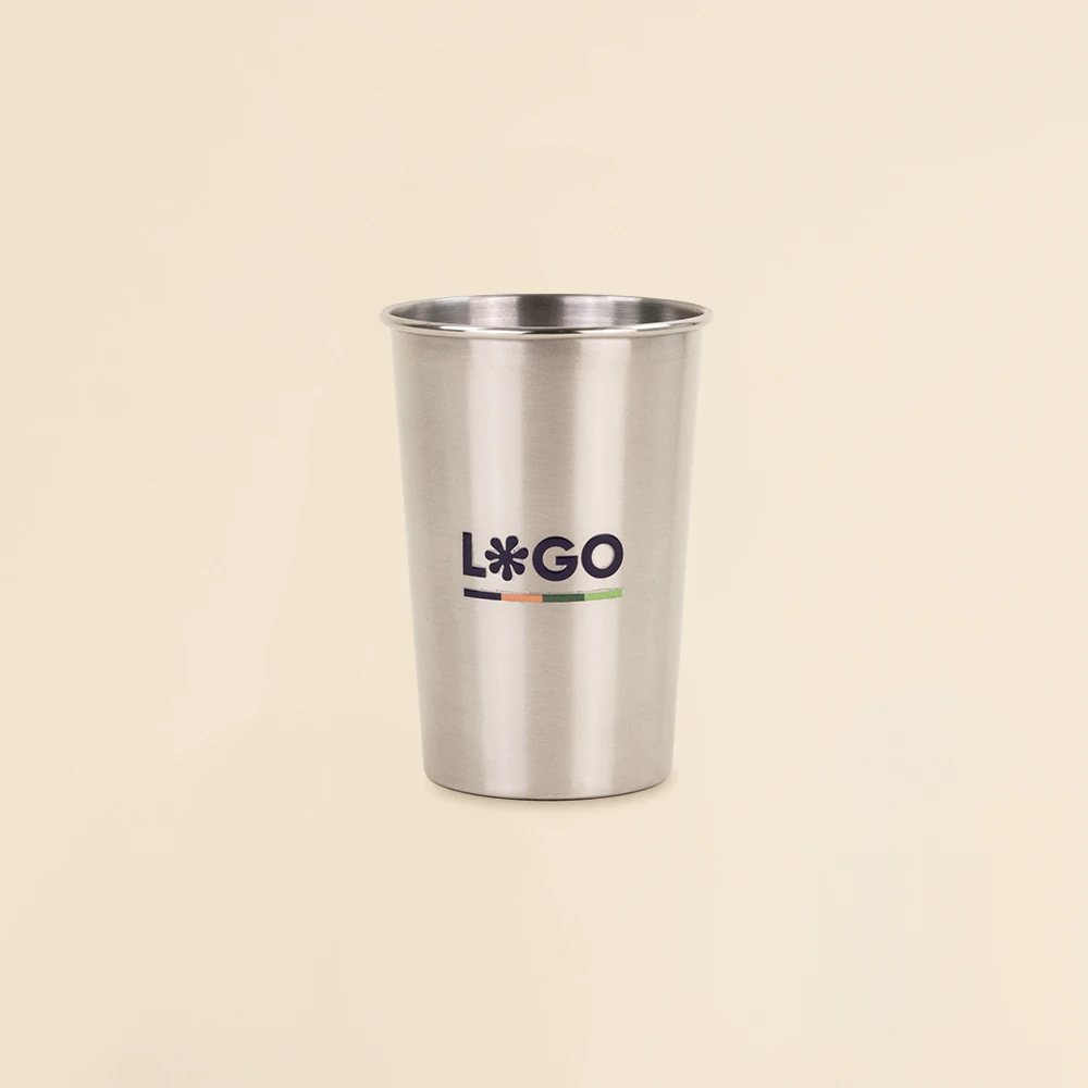 Vaso de acero inoxidable personalizado sobre un fondo beige