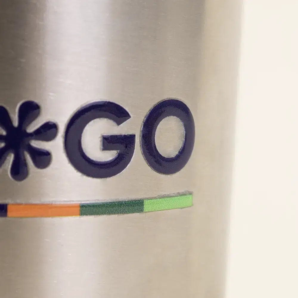 Vaso de acero inoxidable personalizado con letras en primer plano