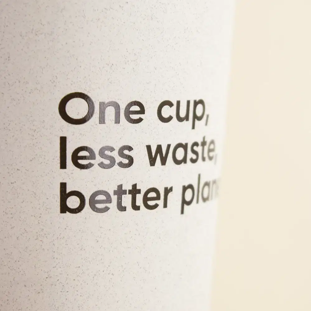 Vaso reutilizable de cáscara de arroz con frase en primer plano