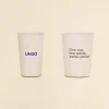 Dos vasos reutilizables de cáscara de arroz sobre un fondo beige