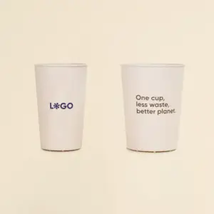 Dos vasos reutilizables de cáscara de arroz sobre un fondo beige