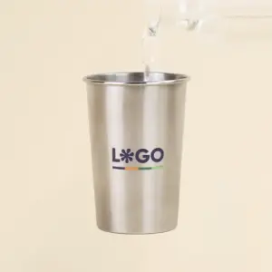 Botella sirviendo agua sobre vaso de acero inoxidable personalizado