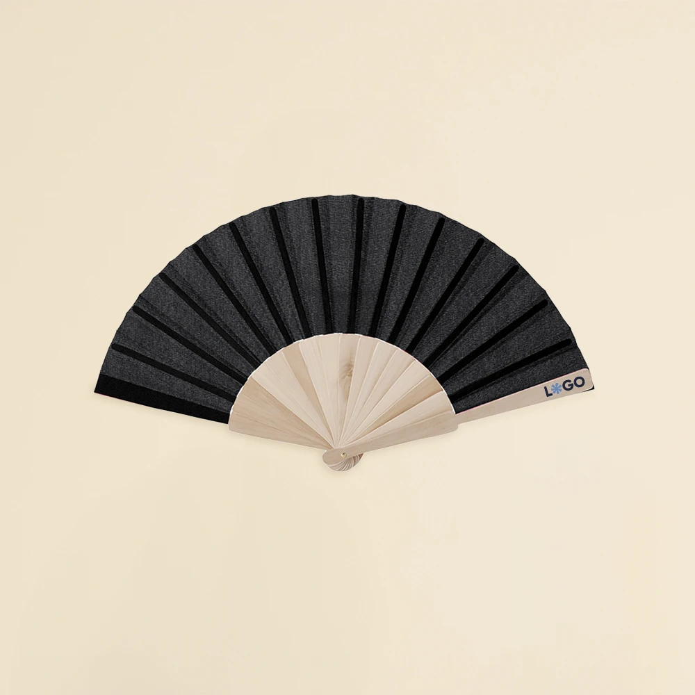 Abanico negro con varillas de madera y tela poliester abierto