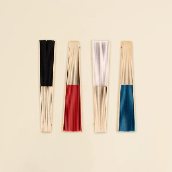 Cuatro abanicos de colores con varillas de madera y tela poliester cerrados