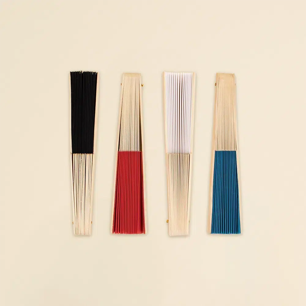 Abanicos personalizados KIOTO Cuatro abanicos de colores con varillas de madera y tela poliester cerrados