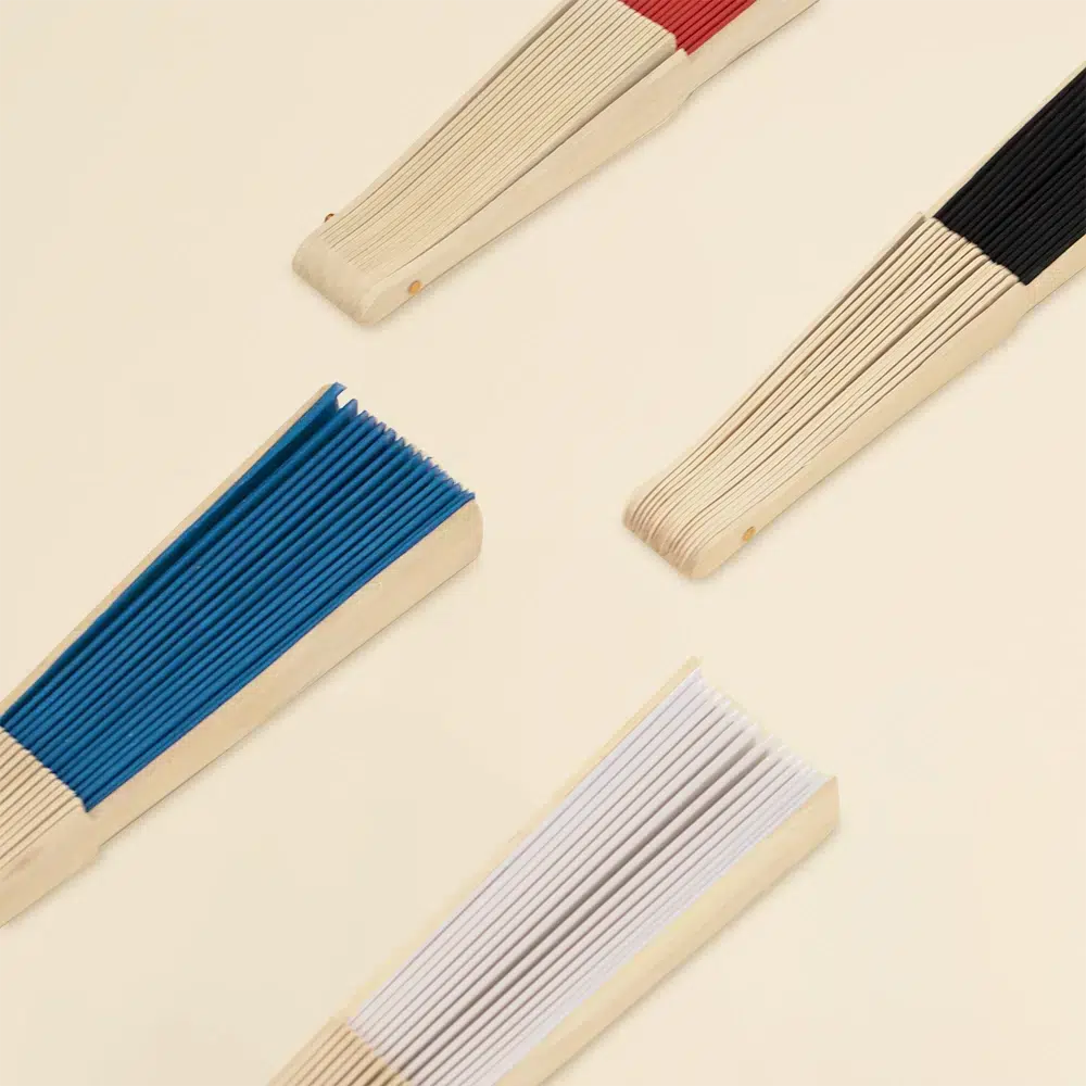 Abanicos personalizados KIOTO Cuatro abanicos de colores con varillas de madera y tela poliester cerrados