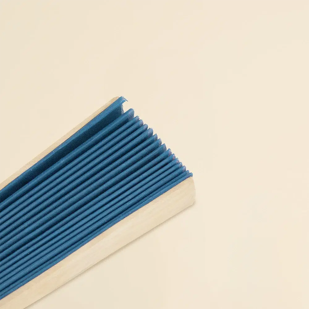 Abanico azul personalizado KIOTO Abanico azul con varillas de madera y tela poliéster cerrado