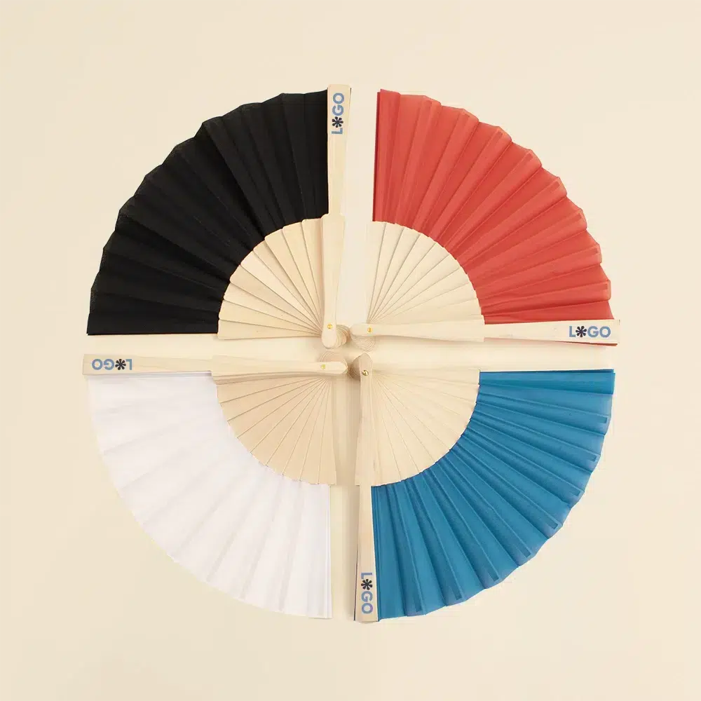 Abanicos personalizados KIOTO Cuatro abanicos de colores con varillas de madera y tela poliester abiertos