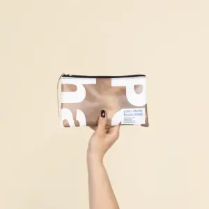 Mano mostrando un neceser de lona reciclada de color marrón y blanco