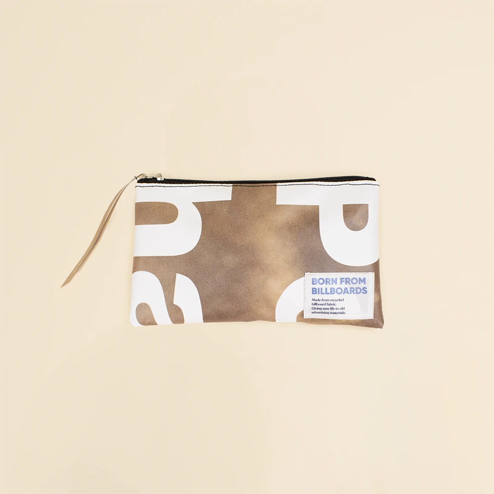 Neceser de lona reciclada de color marrón y blanco